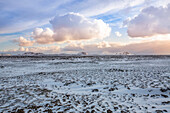 Weite, verschneite, zerklüftete Landschaft in Island; Island