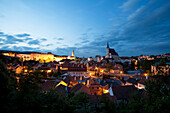 Cesky Krumlov ist eine schöne kleine mittelalterliche Stadt in der südböhmischen Region der Tschechischen Republik. Eine Fahrt durch das Stadtzentrum; Cesky Krumlov, Bomenia, Tschechische Republik