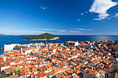 Die Mauern von Dubrovnik umgeben die Altstadt von Dubrovnik und bieten atemberaubende Landschaften und Aussichtspunkte rund um die Stadt; Dubrovnik, Dubrovacko-neretvanska zupanija, Kroatien