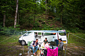 Reisende nehmen ihr Fahrzeug zum Campen; Bled, Slowenien
