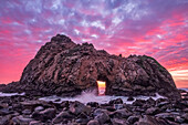 Keyhole Rock bei Sonnenuntergang am Pfeiffer Beach an der Küste von Big Sur in Kalifornien; Kalifornien, Vereinigte Staaten von Amerika.