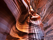 Ein Slot-Canyon außerhalb von Page, Arizona. Wunderschöne Farben und Sandstein, der durch Äonen von Wind- und Wassererosion entstanden ist; Page, Arizona, Vereinigte Staaten von Amerika
