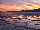 Sonnenuntergang über den Badwater Salt Flats im Death Valley National Park; Kalifornien, Vereinigte Staaten von Amerika.