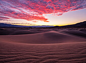 Sonnenuntergang über Sanddünen in Kalifornien, Death Valley National Park; Kalifornien, Vereinigte Staaten von Amerika