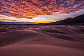 Sonnenuntergang über Sanddünen in Kalifornien, Death Valley National Park; Kalifornien, Vereinigte Staaten von Amerika