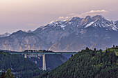 Europabrücke über den Fluss Sill am Brennerpass durch die Alpen an der Grenze zwischen Österreich und Italien; Tirol, Österreich.