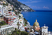 Bunte Gebäude und strahlend blaues Wasser an der Amalfiküste; Positano, Salerno, Kampanien, Italien