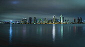 Skyline von San Diego bei Nacht mit Spiegelungen in der Bucht; San Diego, Kalifornien, Vereinigte Staaten von Amerika