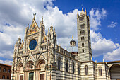Außenansicht des Doms von Siena mit seinem charakteristischen gestreiften Marmorglockenturm und der gotischen Fassade; Siena, Provinz Siena, Toskana, Italien.