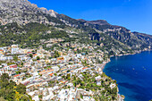 Luftaufnahme der bunten Gebäude entlang der Amalfiküste auf der sorrentinischen Halbinsel in der Region Kampanien; Amalfi, Provinz Salerno, Italien