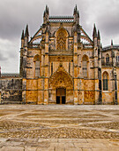 Fassade der Kapelle des mittelalterlichen Klosters von Batalha, ein Meisterwerk der gotischen Architektur; Batalha, Bezirk Leiria, Region Centro, Portugal.