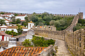 Die mittelalterliche Stadt Obidos mit ihren Festungsmauern - Rundgang um die Stadtmauer des Castelo de Obidos; Obidos, Estremadura, Region Oeste, Portugal