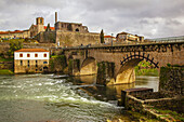 Flussansicht der mittelalterlichen Stadt Barcelos mit der Brücke Ponte de Barcelos aus dem 14. Jahrhundert, die den Fluss Cavado zwischen Barcelos und Barcelinhos überspannt; Barcelos, Bezirk Braga, Provinz Minho, Norte, Portugal.