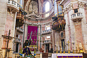 Der reich verzierte Hauptaltar der Basilika des Palastes und Klosters von Mafra mit einer historischen Pfeifenorgel darüber und einer Skulptur, die den unter dem Kreuz knienden Jesus in der Passion Christi darstellt; Mafra, Bezirk Lissabon, Region Lisboa, Portugal.
