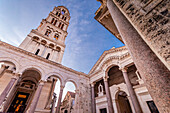 Der Palast des römischen Kaisers Diokletian auf der zentralen Piazza Peristil mit der Kathedrale St. Domnius (Diokletians Mausoleum, das zur Kathedrale wurde) und ihrem Glockenturm aus dem 13. Jahrhundert; Split, Kroatien.