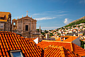 Blick auf die Altstadt der ummauerten Stadt Dubrovnik, von den terrakottafarbenen Ziegeldächern und der St.-Ignatius-Kirche bis zu den mit weiß getünchten Häusern bedeckten Küstenhängen; Dubrovnik, Dalmatien, Kroatien