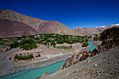 Blick hinunter zum Kloster Alchi oberhalb des Industals, durch die Himalaya-Berge von Ladakh, Jammu und Kaschmir; Alchi, Ladakh, Indien.