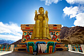 Riesige vergoldete Statue eines sitzenden Buddhas im Kloster Likir oberhalb des Indus-Tals im Himalaya-Gebirge, Jammu und Kaschmir; Likir, Ladakh, Indien.