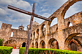 Altes Holzkreuz und Überreste des historischen Franziskaners, Mission Conception und Conception Park; San Antonio, Texas, Vereinigte Staaten von Amerika.