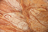 Nahaufnahme von Wandjina-Felsmalereien der Aborigines an den Sandsteinwänden in einer Höhle bei Raft Point; Westaustralien, Australien.