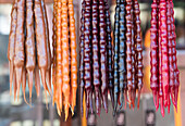 Churchkhela, eine süße Leckerei aus natürlichen Fruchtsäften und getrockneten Walnüssen oder Haselnüssen, die dann aufgereiht und in kochenden Traubensaft getaucht wird, verkauft als Straßenverkauf; Tbilissi, Georgien.
