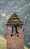Die Ruinen eines mittelalterlichen Steinturms mit seinem traditionellen Stufenpyramidendach im Dorf Dartlo im Nationalpark Tuschetien; Dartlo, Kachetien, Georgien