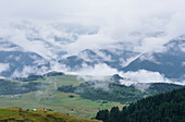 Morgennebel bedeckt das Kaukasusgebirge rund um das mittelalterliche Dorf Omalo im Tuscheti-Nationalpark; Omalo, Kachetien, Georgien.
