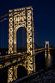 George-Washington-Brücke (speziell für den Martin-Luther-King-Jr.-Tag beleuchtet) über den Hudson River nach Manhattan bei Nacht; Fort Lee, New Jersey, Vereinigte Staaten von Amerika.