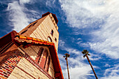Blick auf die Stein- und Ziegelfassade des Glockenturms der St.-Georgs-Kapelle des griechisch-orthodoxen St.-Antonius-Klosters; Florence, Arizona, Vereinigte Staaten von Amerika.
