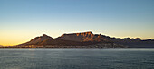 Atemberaubender Blick auf die Skyline von Kapstadt und den Tafelberg in der Morgendämmerung vom Meer aus; Kapstadt, Kap-Provinz, Südafrika.