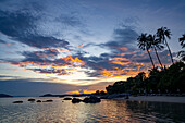 Sonnenuntergang über dem Strand auf der Insel Ko Samui im Golf von Thailand; Ko Samui, Surat Thani, Thailand