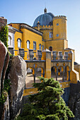Das auf einem Hügel gelegene Schloss Palacio Da Pena mit seinem Kuppelturm und der Dachterrasse in den Sintra-Bergen; Sintra, Bezirk Lissabon, Portugal.