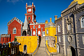 Das auf einem Hügel gelegene Schloss Palacio Da Pena mit seinen farbenfrohen Türmen und Steintreppen in den Sintra-Bergen; Sintra, Bezirk Lissabon, Portugal