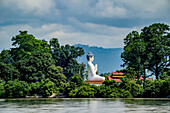 Riesenbuddha auf der Shwe Paw Insel entlang des Ayeyarwady (Irrawaddy) Flusses; Shwegu, Kachin, Myanmar (Burma)