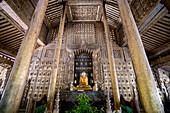 Shwe Nandaw Kyaung Kloster mit vergoldetem Buddha, umgeben von ornamentalem, holzgeschnitztem Interieur, Überbleibsel des ursprünglichen Königspalastes von König Mindon; Mandalay, Mandalay Region, Myanmar (Burma)