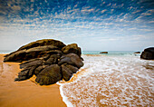 Felsen und Meeresbrandung am Kumu Beach an der Küste des Indischen Ozeans bei Balapitiya; Balapitiya, Distrikt Galle, Sri Lanka.