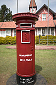 Roter Briefkasten am Postamt in der Stadt Nuwara Eliya im Hügelland; Nuwara Eliya, Nuwara Eliya District, Sri Lanka.