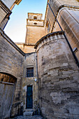 Mauerwerk von Gebäuden mit einem abgelegenen Eingang und einem Glockenturm in der Altstadt von Lecce; Lecce, Apulien, Italien.