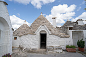 Traditionelle apulische Trulli-Häuser aus rundem Stein in Alberobello; Alberobello, Apulien, Italien.