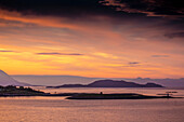 Mitternachtssonne am Polarkreis mit einem dramatischen Himmel in der Dämmerung; Lofoten, Polarkreis, Norwegen