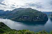 Blick auf die bergige Landschaft um eine Biegung des Geirangerfjords in Sunnmore; Geirangerfjord, Stranda, Norwegen