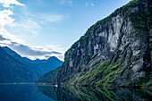Spektakuläre Aussicht bei der Fahrt durch den 15 km langen Geirangerfjord in Sunnmore; Geirangerfjord, Stranda, Norwegen