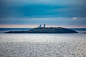 Leuchtturm Terningen in der Dämmerung auf einer abgelegenen Insel in der Gemeinde Hitra nahe der Mündung des Hemnfjords in den Westfjorden von Norwegen; Sor-Trondelag, Trondelag, Norwegen.