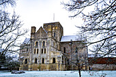 Hospital of St Cross und Almshouse of Noble Poverty, umgeben von frühmorgendlichem Schnee; Winchester, Hampshire, England.