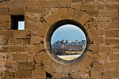 Rundes Fenster in der Mauer der Sqala du Port, die zur Zitadelle von Essaouira führt; Essaouira, Marokko.