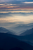 Blick auf die Ausläufer des Himalaya aus dem Fenster auf dem Dawn Kathmandu to Everest Flug über den Himalaya; Himalaya, Nepal