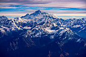 Blick auf den Mount Everest/Sagarmatha aus einem Fenster auf dem Dawn-Kathmandu-Everest-Flug über den Himalaya; Himalaya, Nepal.