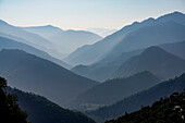 Silhouettenansicht der Ausläufer des Himalaya zwischen Rishikesh und Devprayag im Tal des Ganges; Uttarakhand, Indien