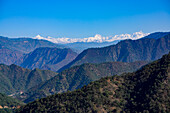 Ausläufer des Himalaya zwischen Rishikesh und Devprayag im Ganges-Tal an einem sonnigen Tag; Uttarakhand, Indien