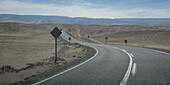 Straße durch die Wüste, nördlich von Santiago; Chusquina, Chile.